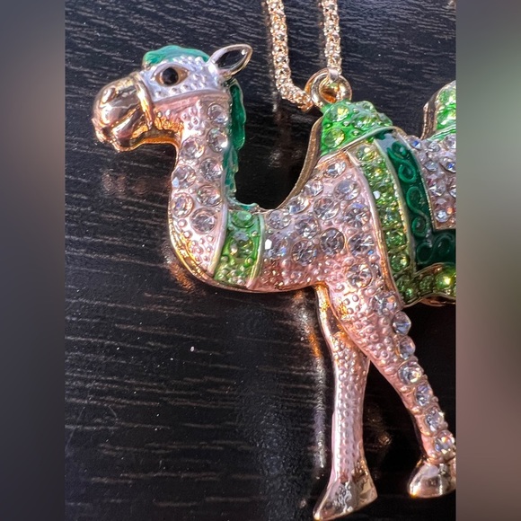 🐪 NWT! Green Rhinestone Camel Necklace - Picture 8 of 8